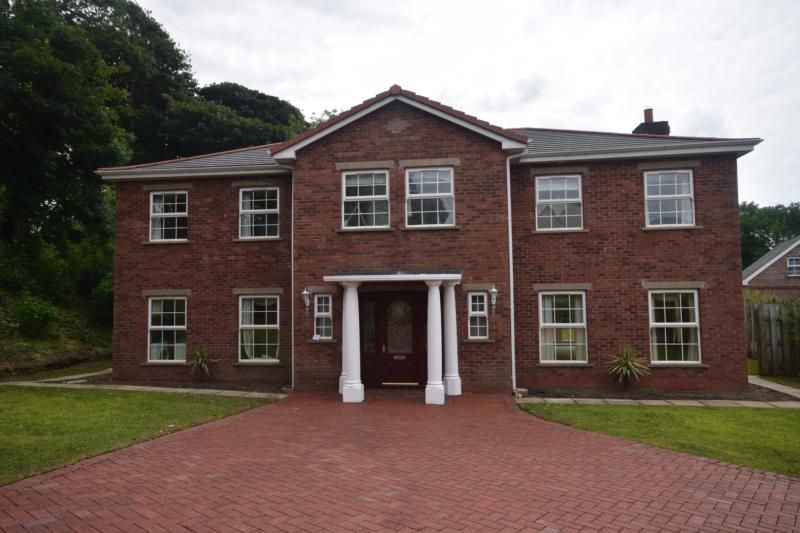 5 bedroom detached house To Let in Glen Vine - Photograph 1