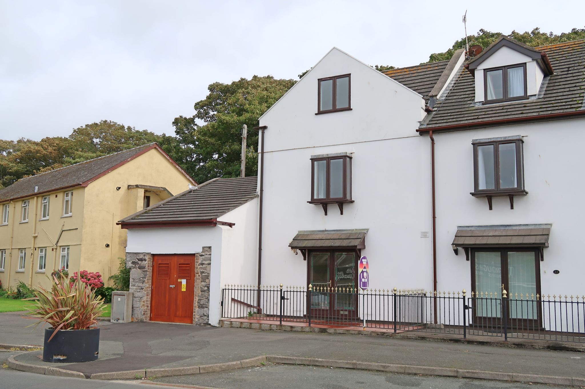 4 bedroom town house Let in Castletown - Photograph 1