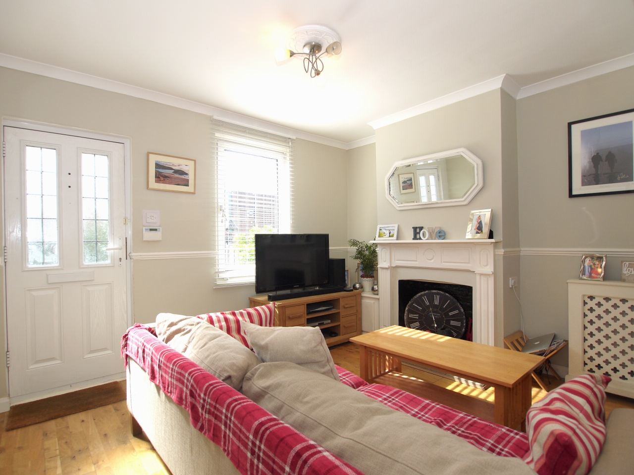 2 bedroom mid terraced house For Sale in Sevenoaks - Photograph 3