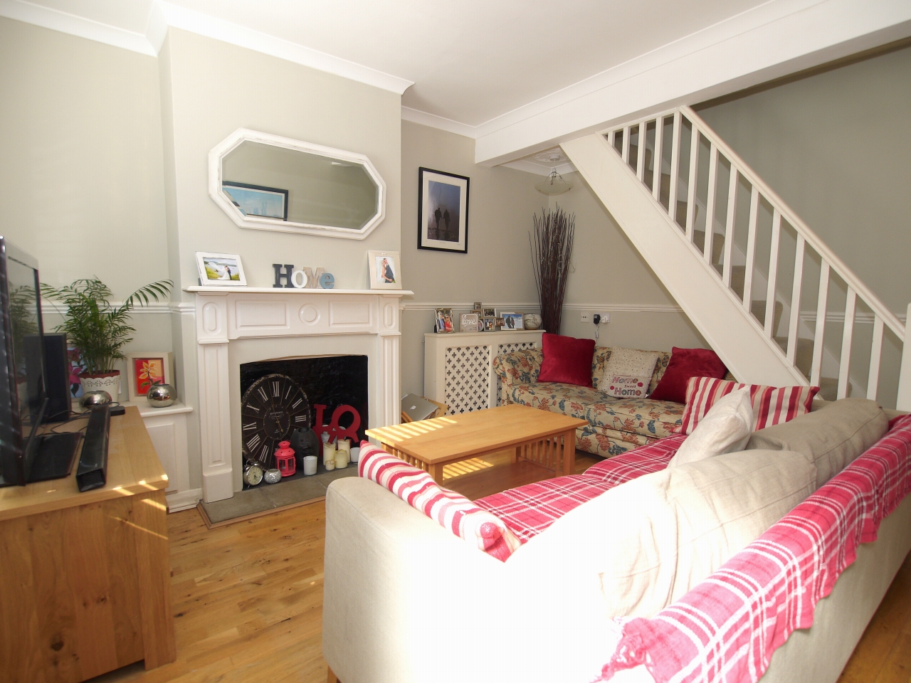 2 bedroom mid terraced house For Sale in Sevenoaks - Photograph 2