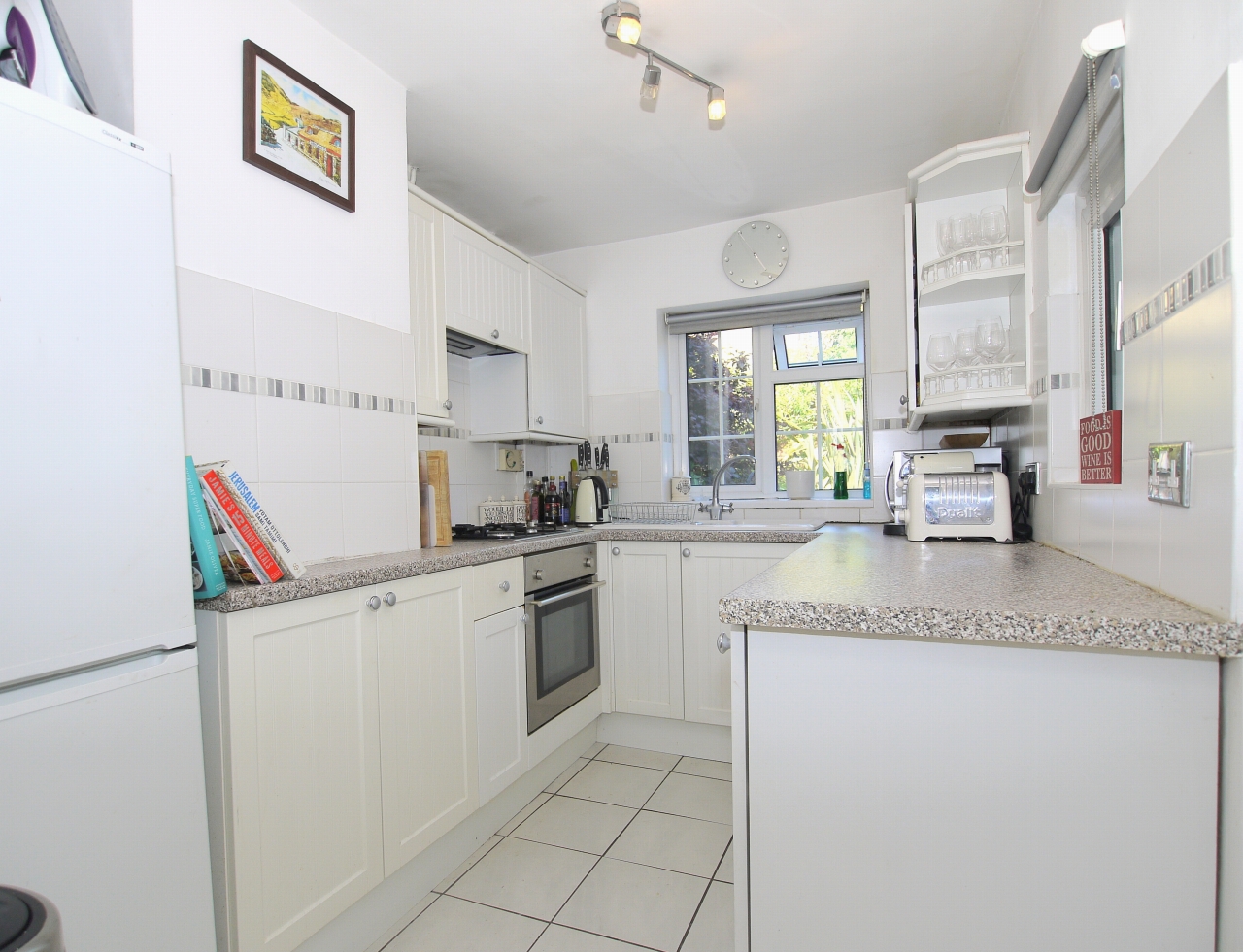 2 bedroom mid terraced house For Sale in Sevenoaks - Photograph 4