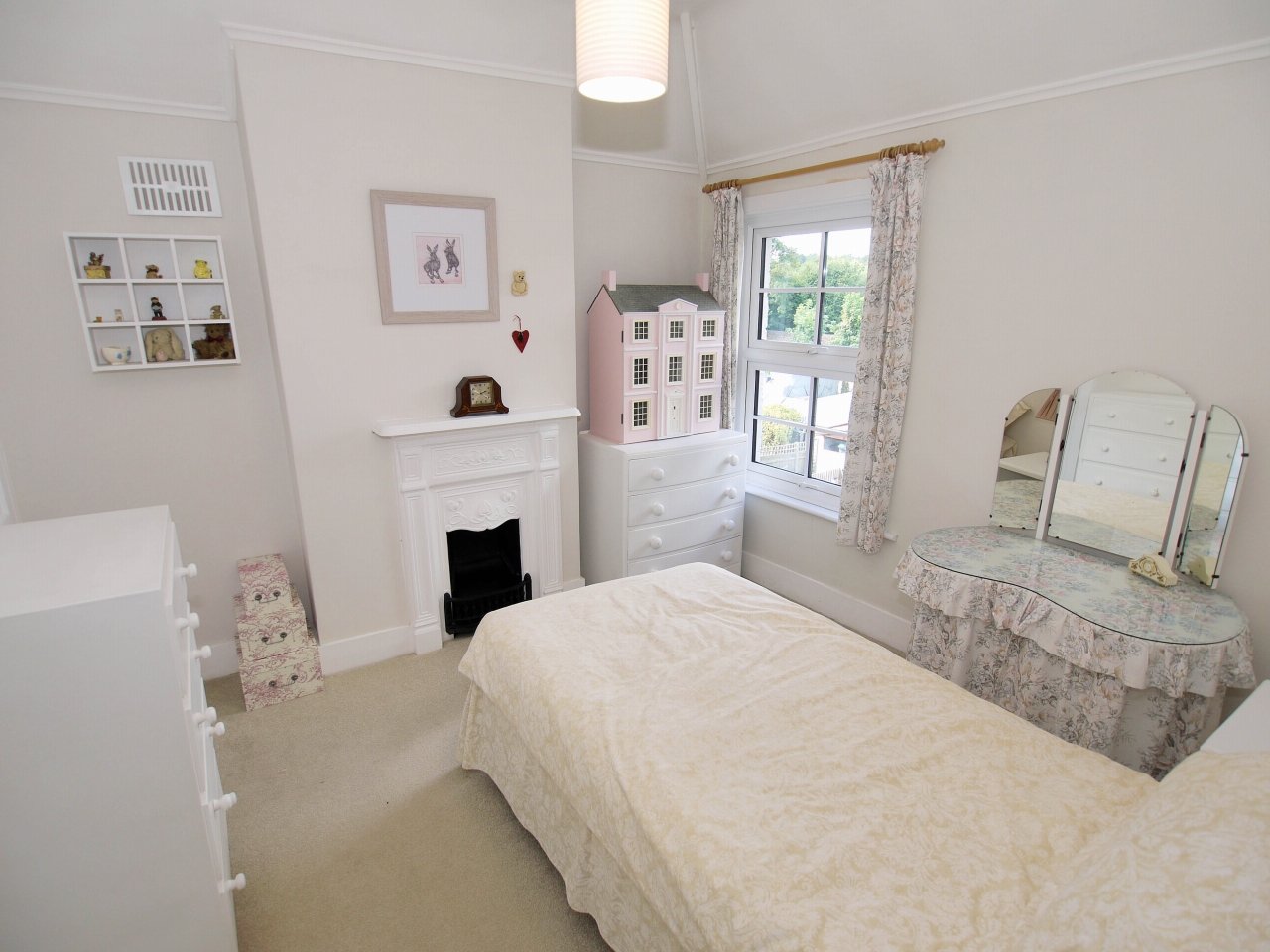 2 bedroom end terraced house For Sale in Dartford - Photograph 6