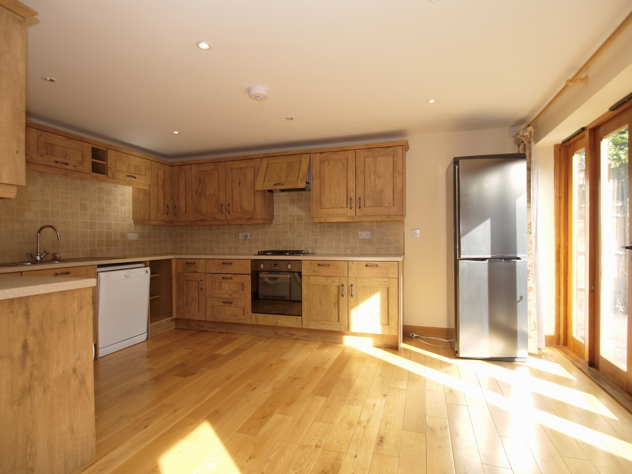 2 bedroom detached house Let in Sevenoaks - Photograph 3