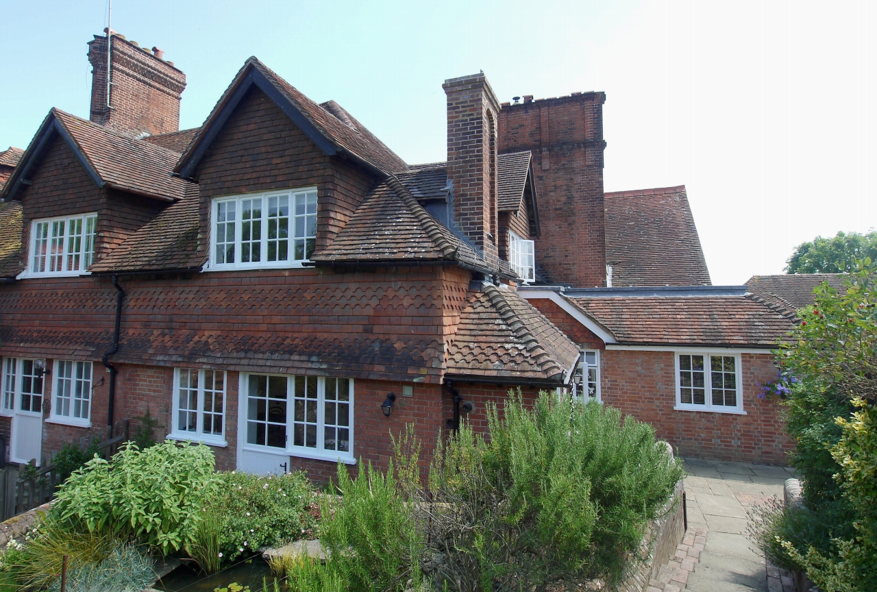 3 bedroom mid terraced house Sold in Tonbridge - Photograph 1