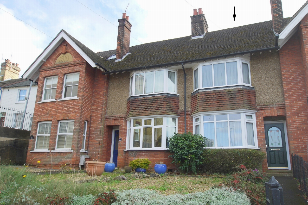 2 bedroom mid terraced house Sold in Sevenoaks - Photograph 1