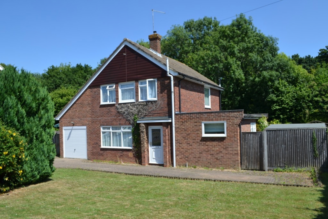 4 bedroom detached house Sold in Tonbridge - Photograph 1