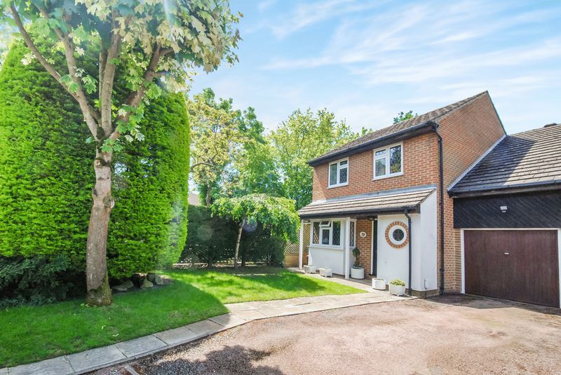 4 bedroom link detached house For Sale in Orpington - Photograph 1
