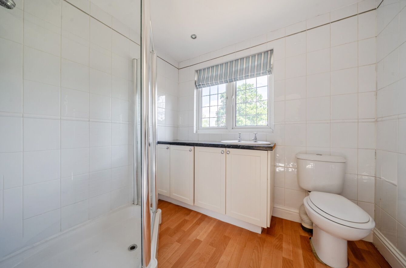6 bedroom detached house For Sale in Otford Hills - Photograph 10
