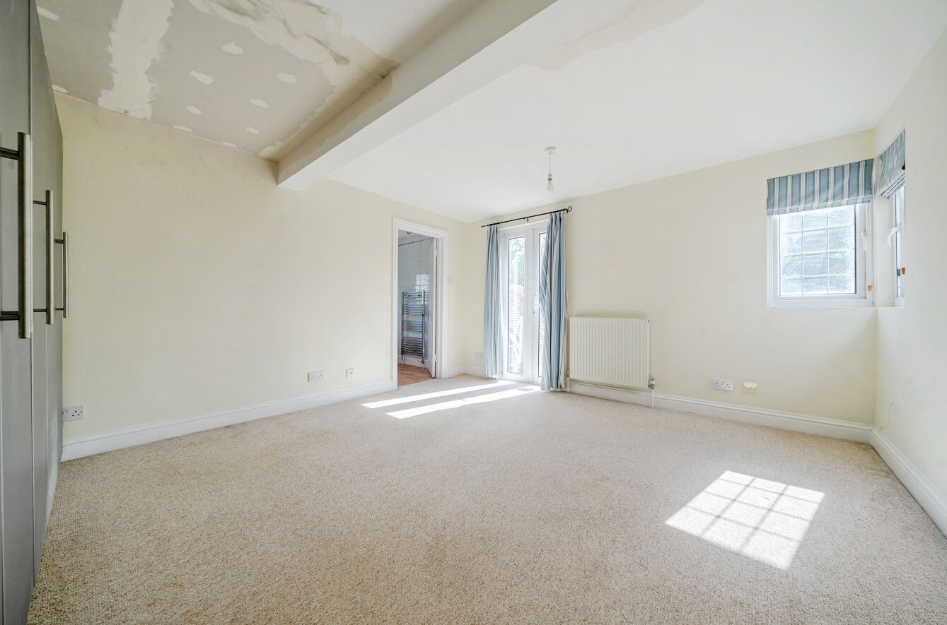 6 bedroom detached house For Sale in Otford Hills - Photograph 6