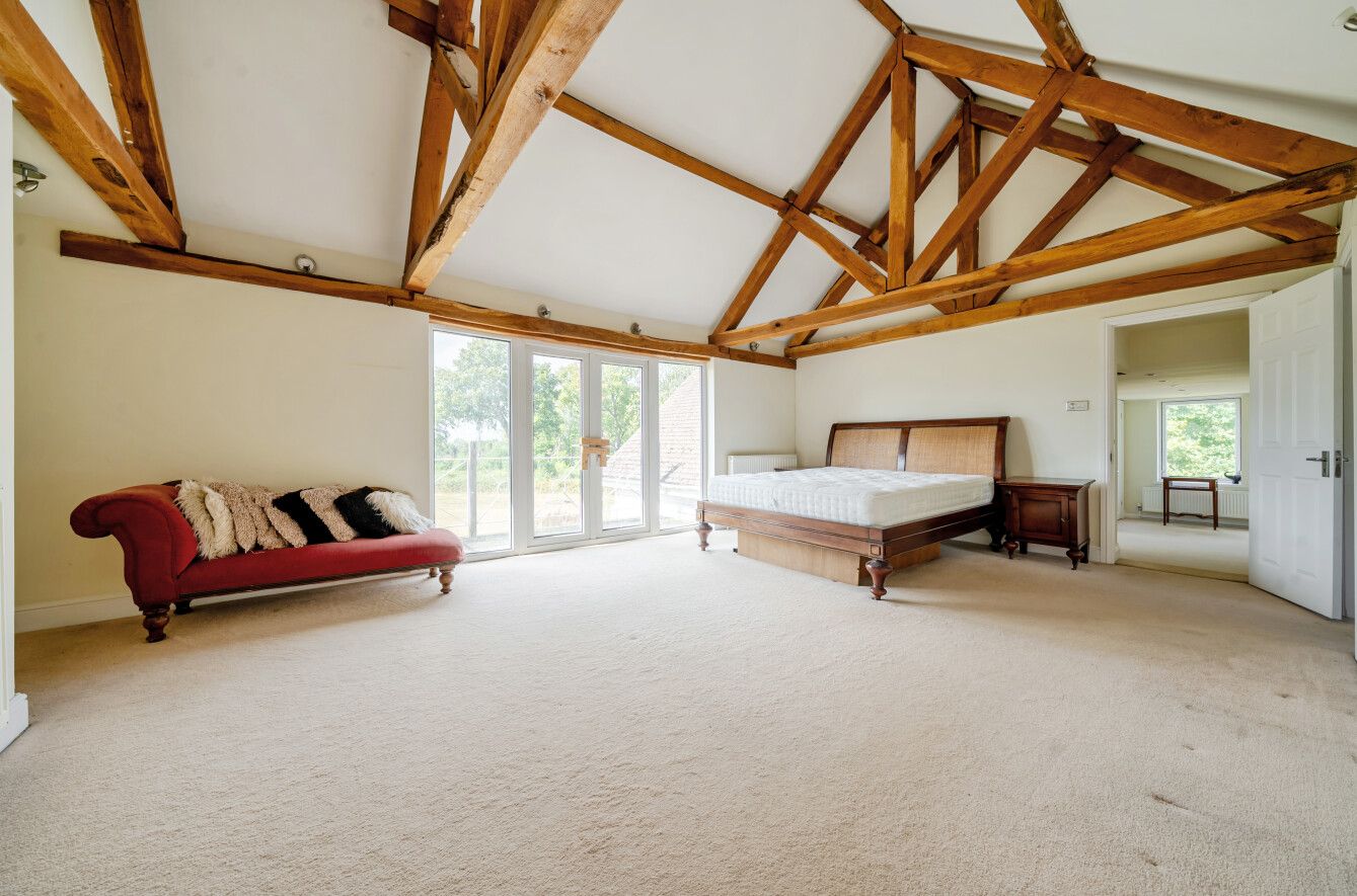 6 bedroom detached house For Sale in Otford Hills - Photograph 5