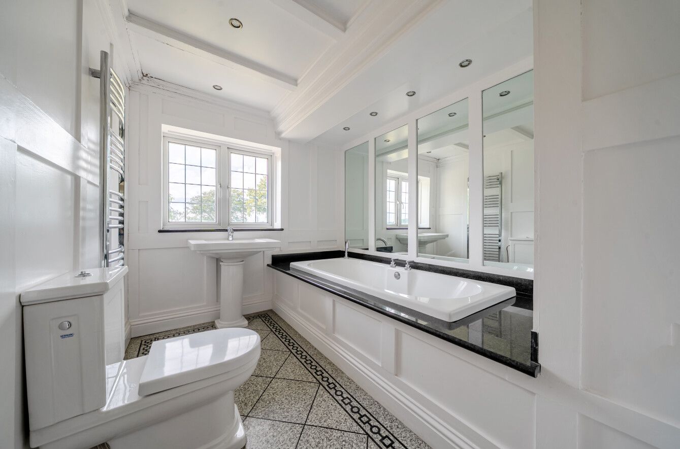 6 bedroom detached house For Sale in Otford Hills - Photograph 7