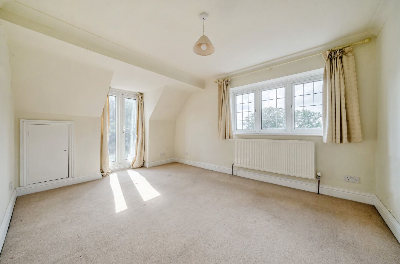 6 bedroom detached house For Sale in Otford Hills - Photograph 8