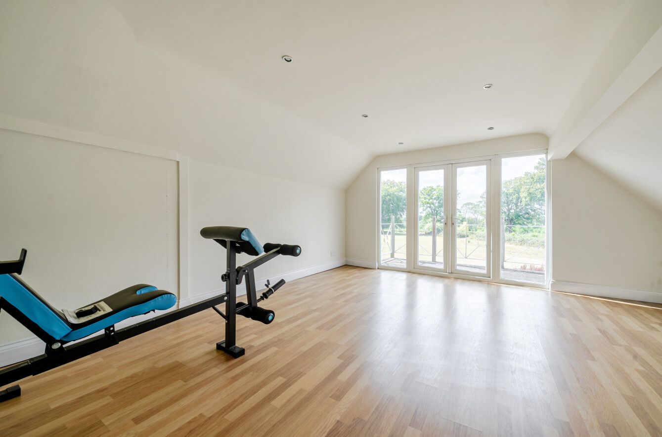 6 bedroom detached house For Sale in Otford Hills - Photograph 9