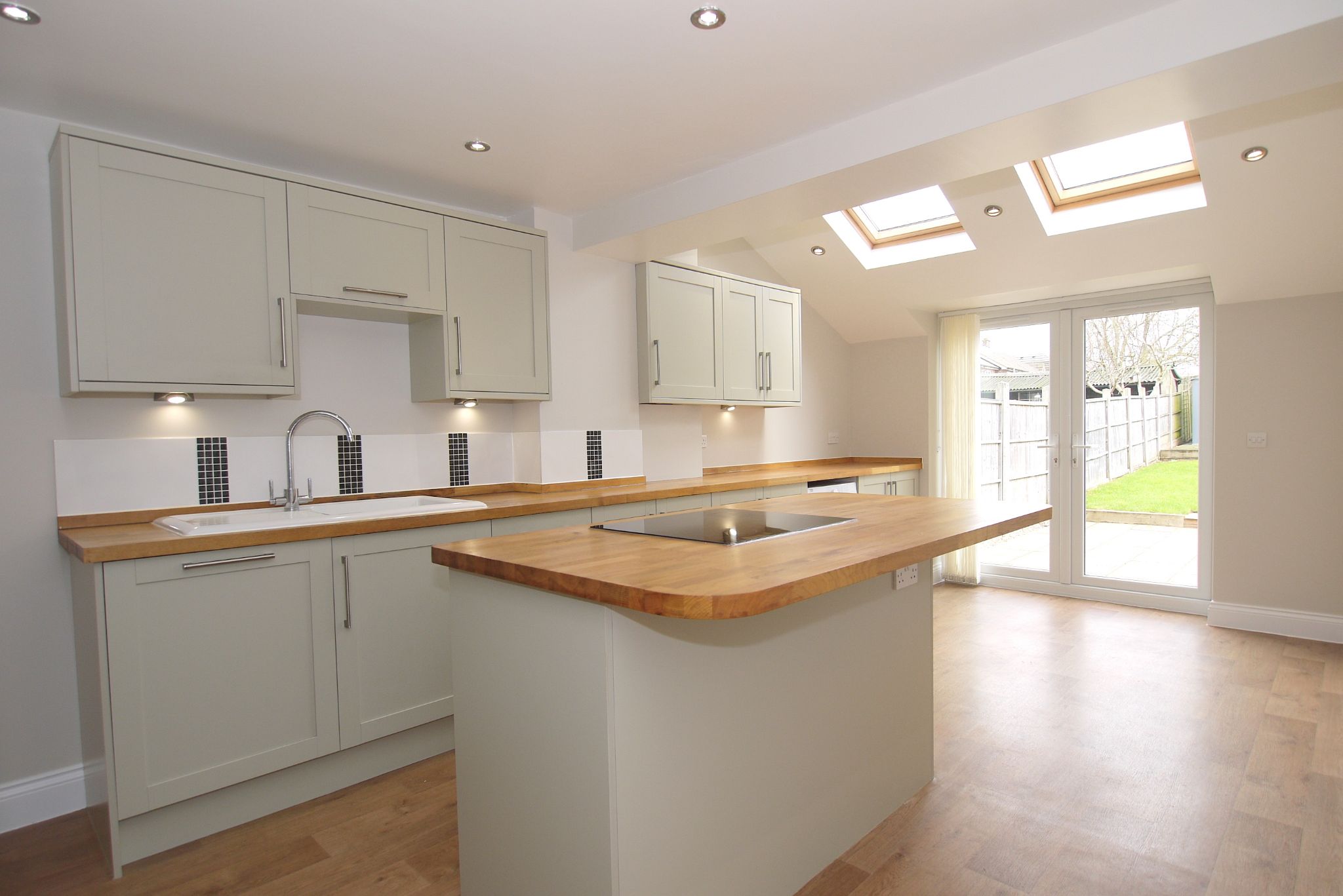 3 bedroom mid terraced house Sold in Sevenoaks - Photograph 2