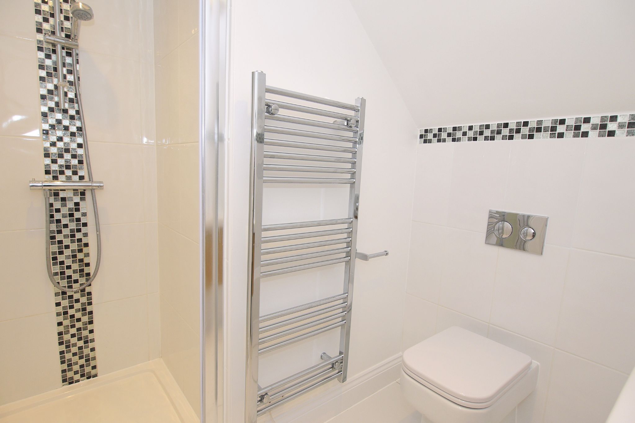 3 bedroom mid terraced house Sold in Sevenoaks - Photograph 8
