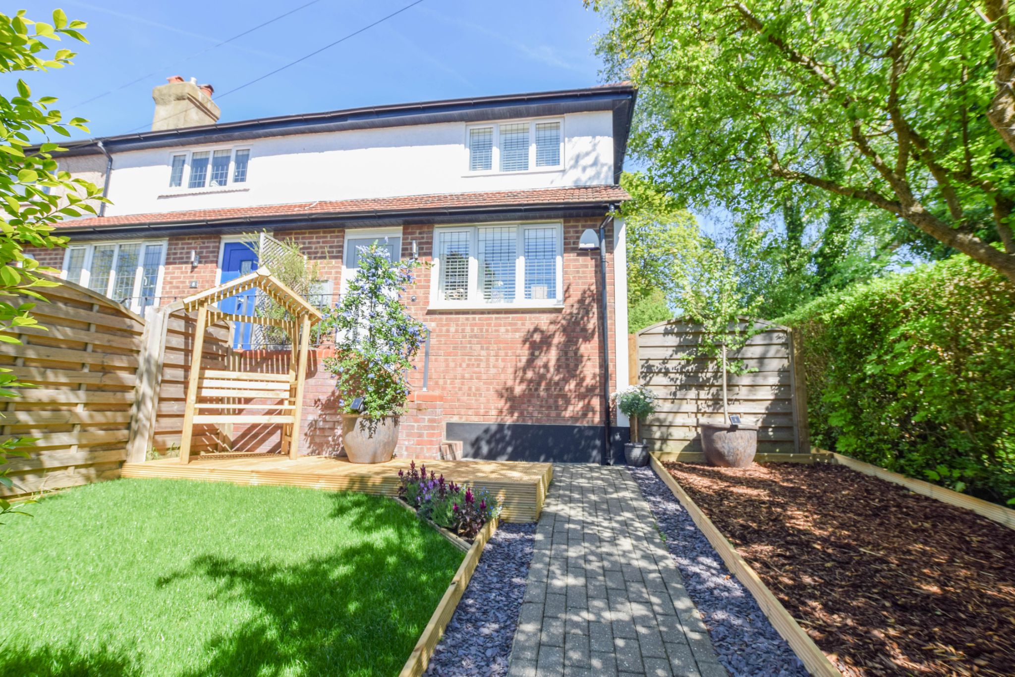 1 bedroom end terraced house For Sale in Sevenoaks - Photograph 1