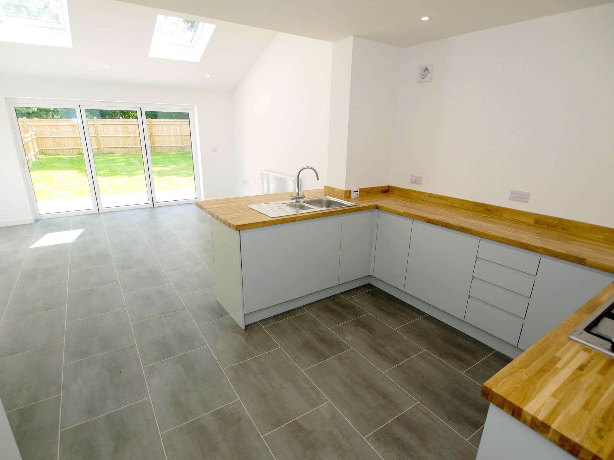 3 bedroom end terraced house Sale Agreed in Tonbridge - Photograph 2