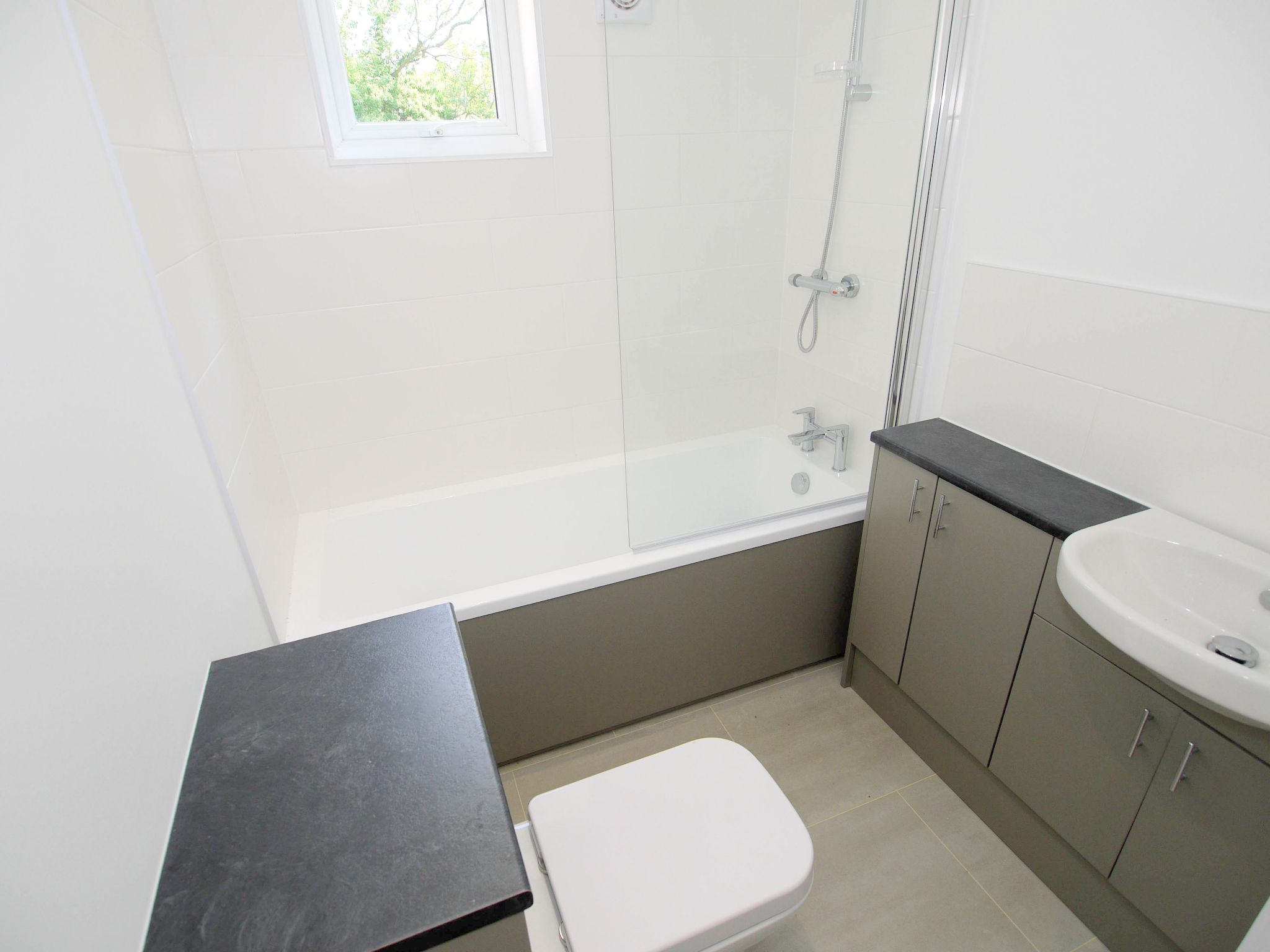 3 bedroom end terraced house Sale Agreed in Tonbridge - Photograph 7