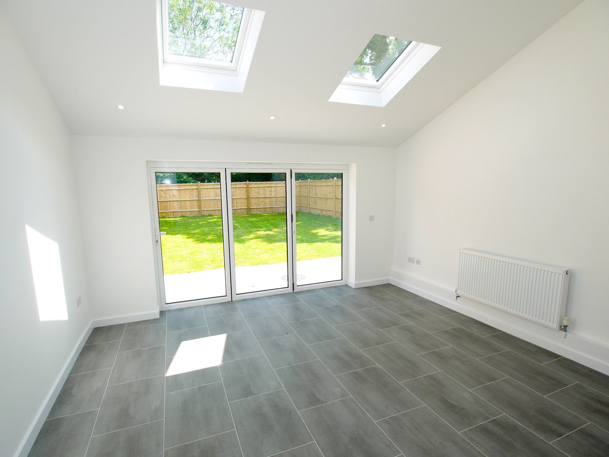 3 bedroom end terraced house Sale Agreed in Tonbridge - Photograph 3