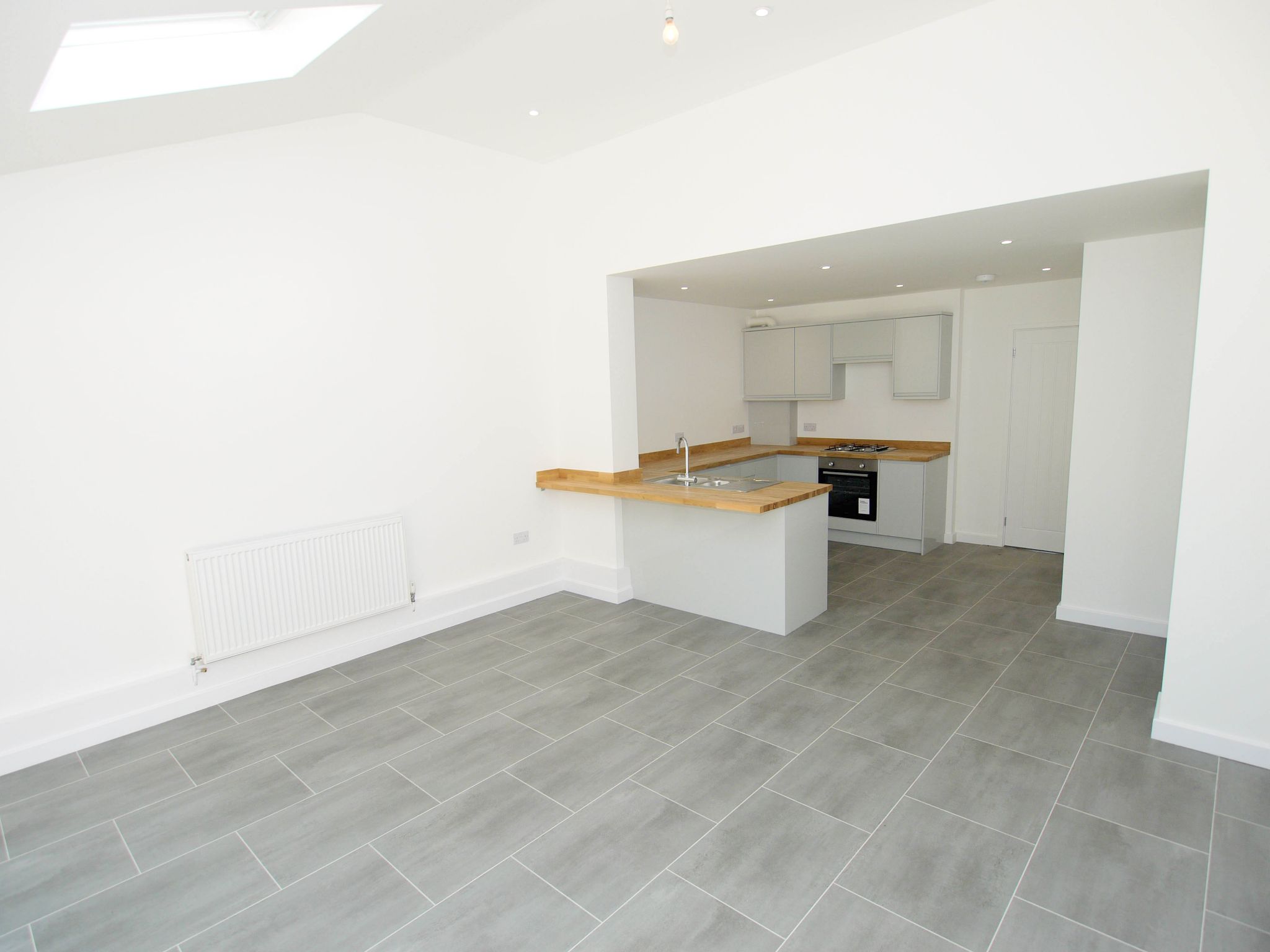 3 bedroom end terraced house Sale Agreed in Tonbridge - Photograph 4