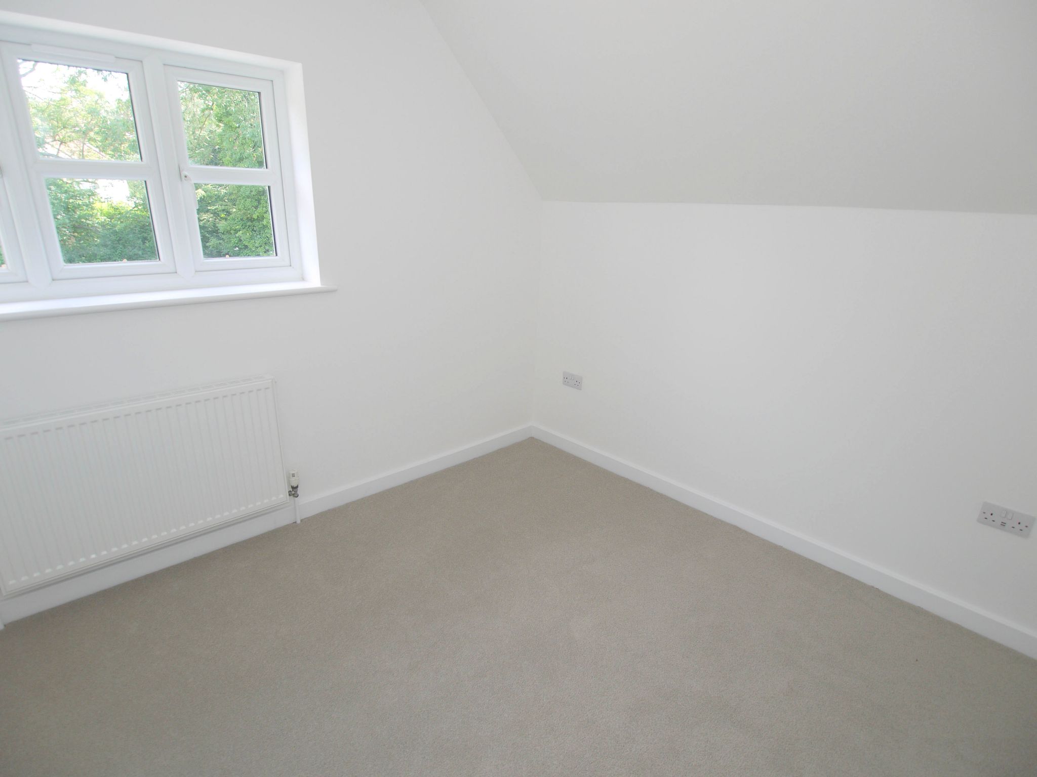 3 bedroom end terraced house Sale Agreed in Tonbridge - Photograph 6