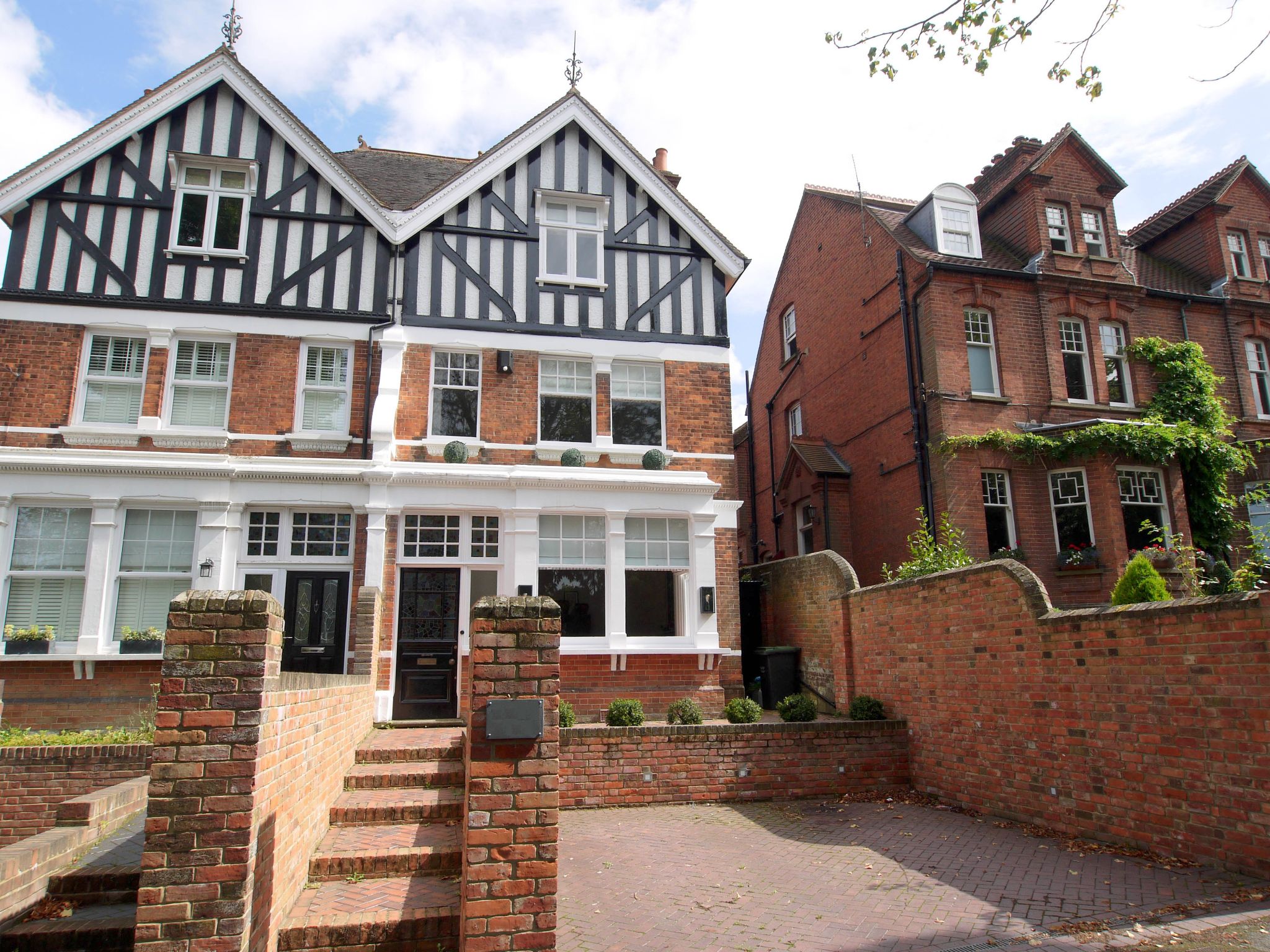 5 bedroom semi-detached house For Sale in Tonbridge - Photograph 1