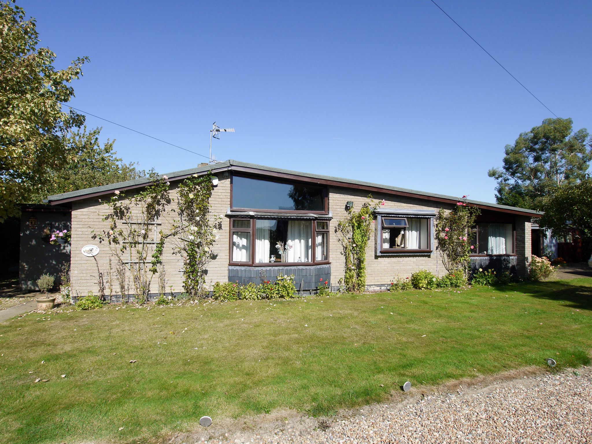 4 bedroom detached bungalow For Sale in Tonbridge - Photograph 1
