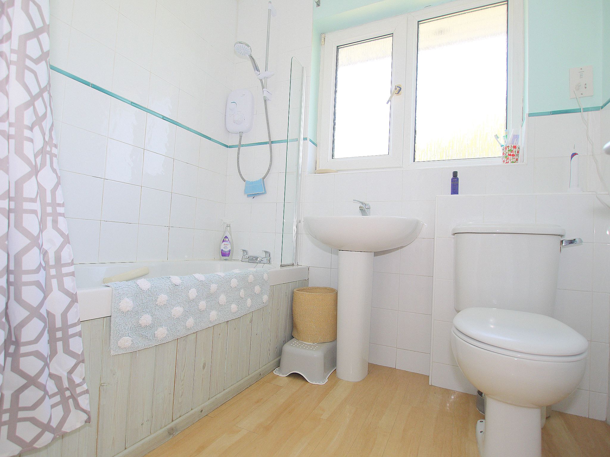 3 bedroom semi-detached house Sold in Sevenoaks - Photograph 3