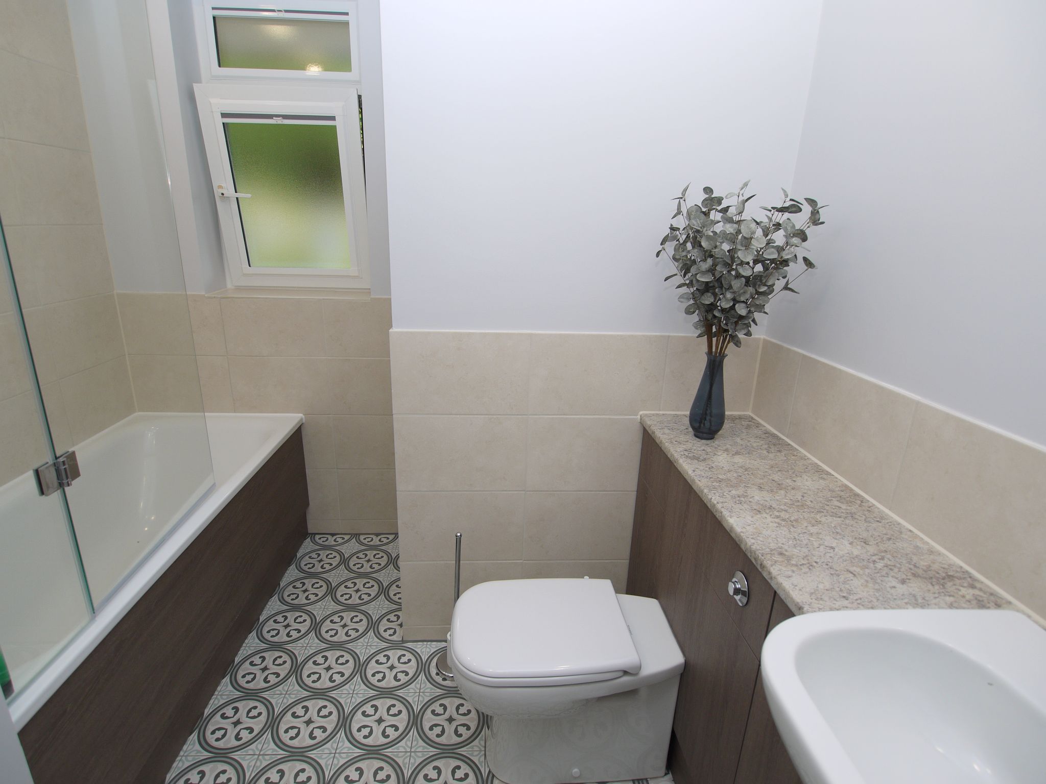 2 bedroom apartment For Sale in Sevenoaks - Photograph 3