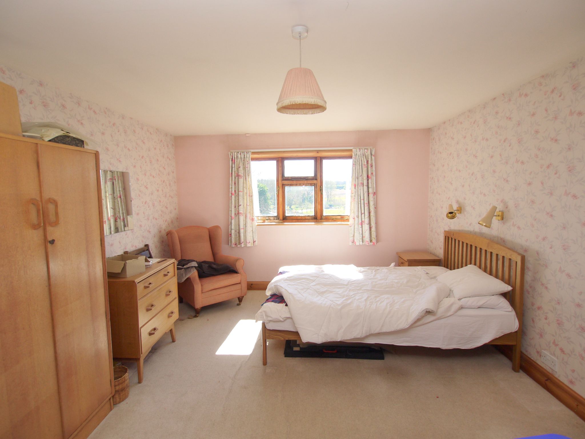 5 bedroom detached house For Sale in Sevenoaks - Photograph 6