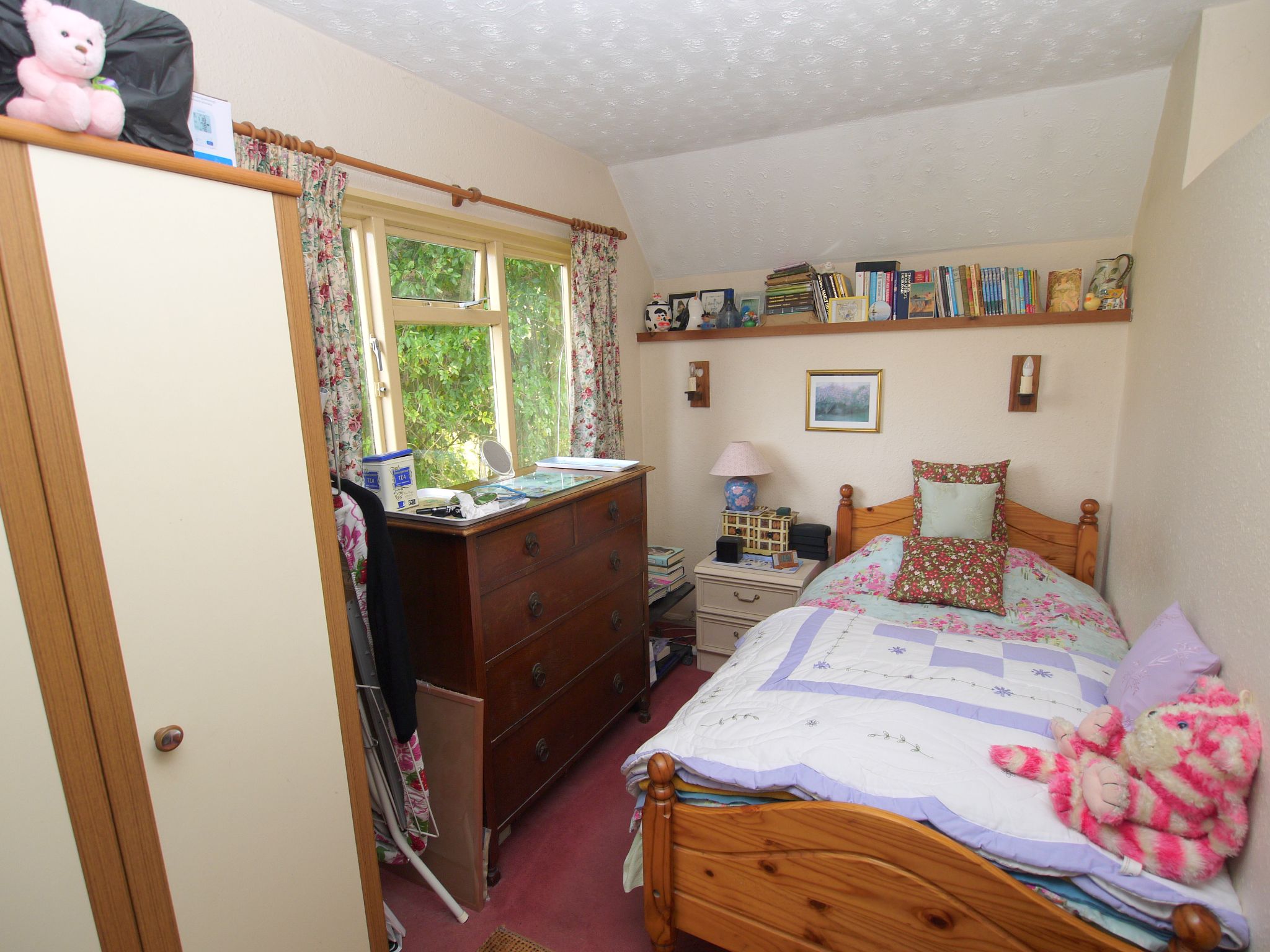 3 bedroom end terraced house For Sale in Stansted - Photograph 5