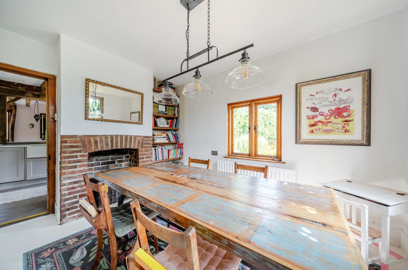 3 bedroom detached house For Sale in Leigh - Photograph 8