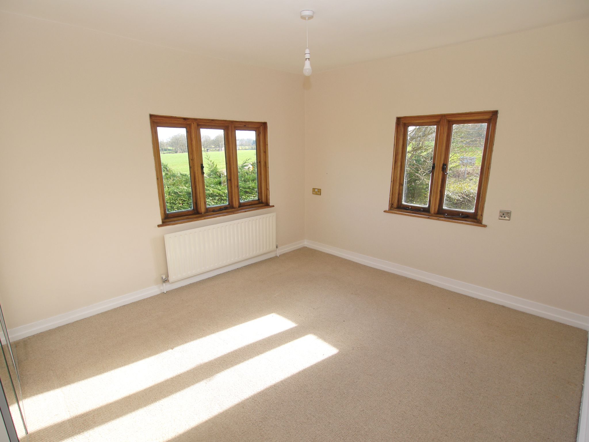 3 bedroom detached house For Sale in Leigh - Photograph 8