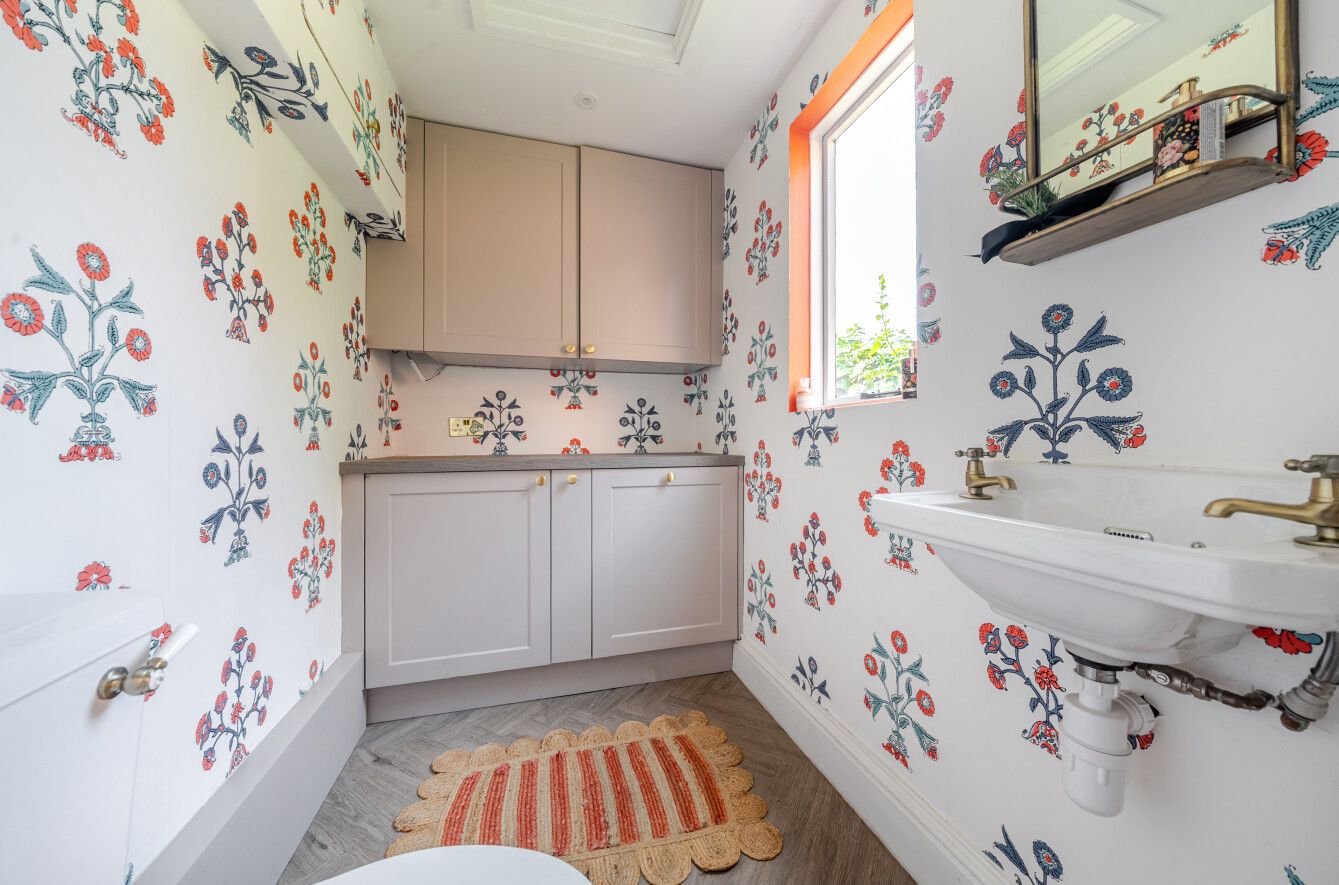 3 bedroom detached house For Sale in Leigh - Photograph 11