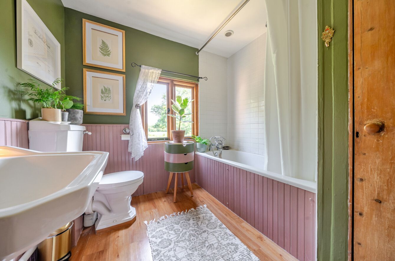 3 bedroom detached house For Sale in Leigh - Photograph 2
