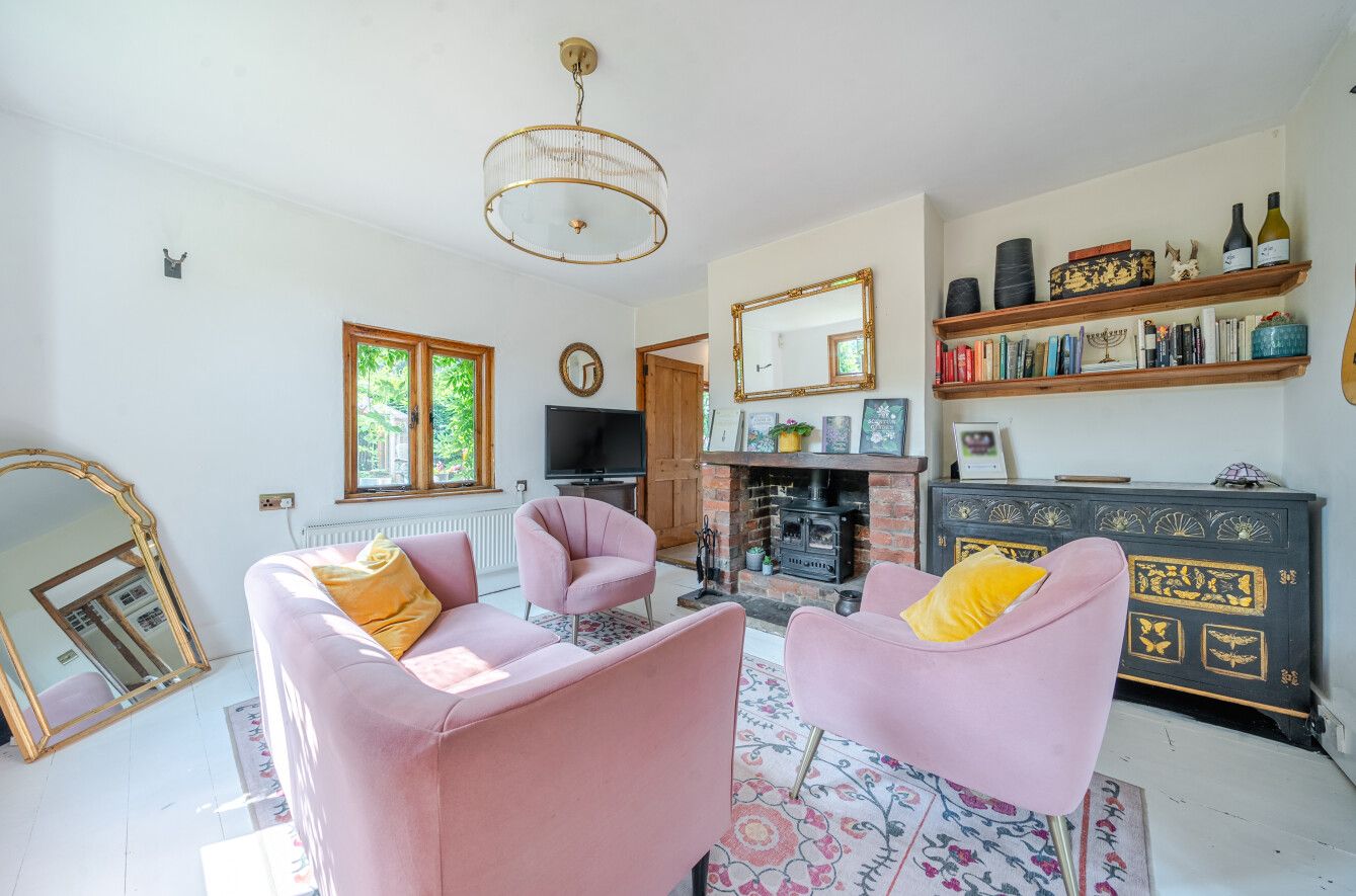 3 bedroom detached house For Sale in Leigh - Photograph 7