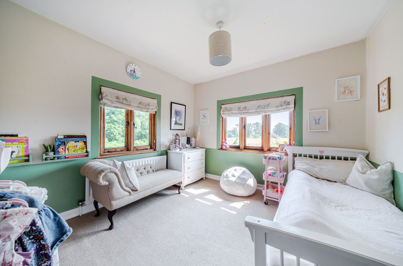 3 bedroom detached house For Sale in Leigh - Photograph 3