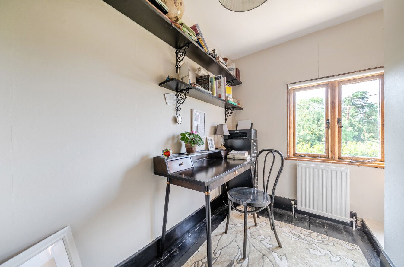 3 bedroom detached house For Sale in Leigh - Photograph 5