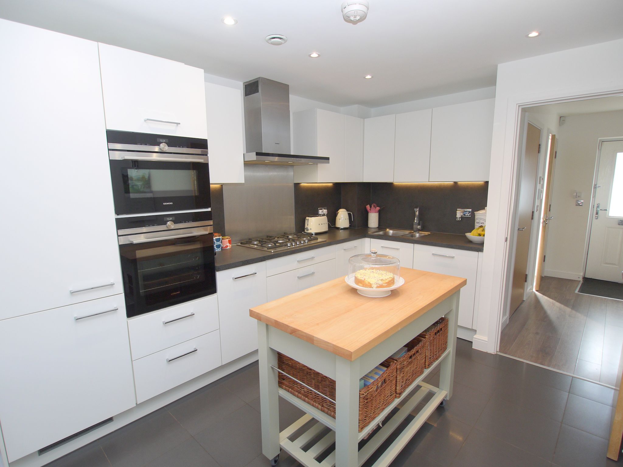 4 bedroom mid terraced house For Sale in Dunton Green - Photograph 7