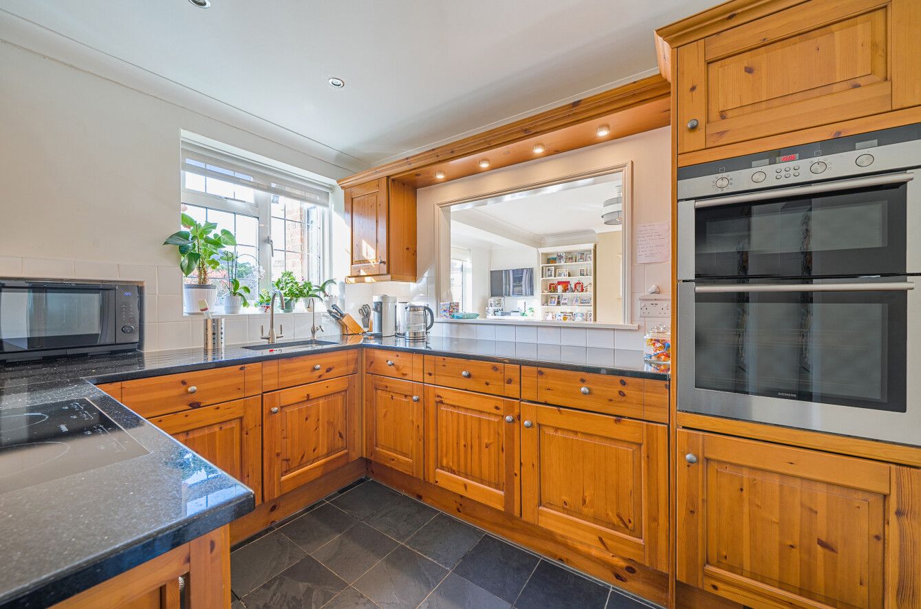 5 bedroom semi-detached house For Sale in Sevenoaks - Photograph 4