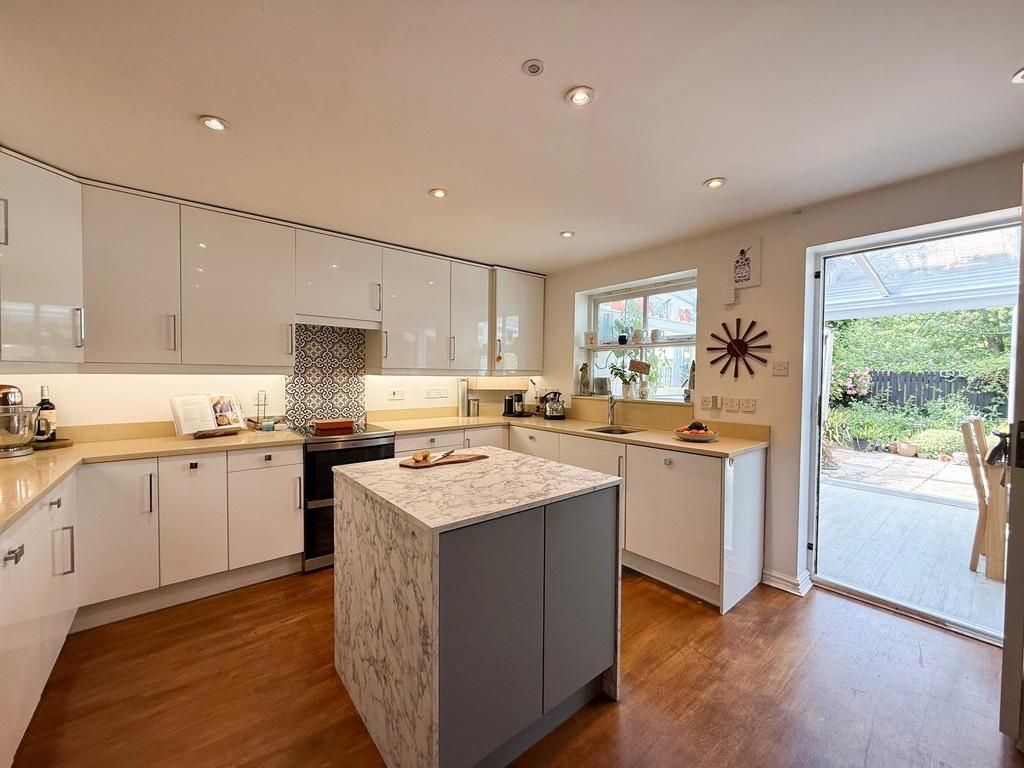 4 bedroom town house For Sale in Sevenoaks - Photograph 2