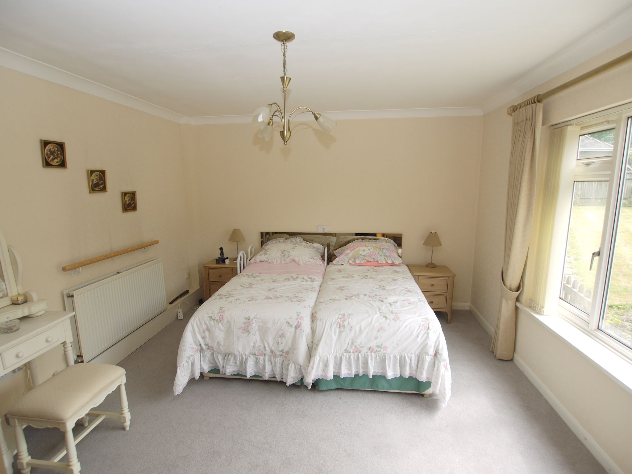2 bedroom semi-detached bungalow For Sale in Westerham - Photograph 5