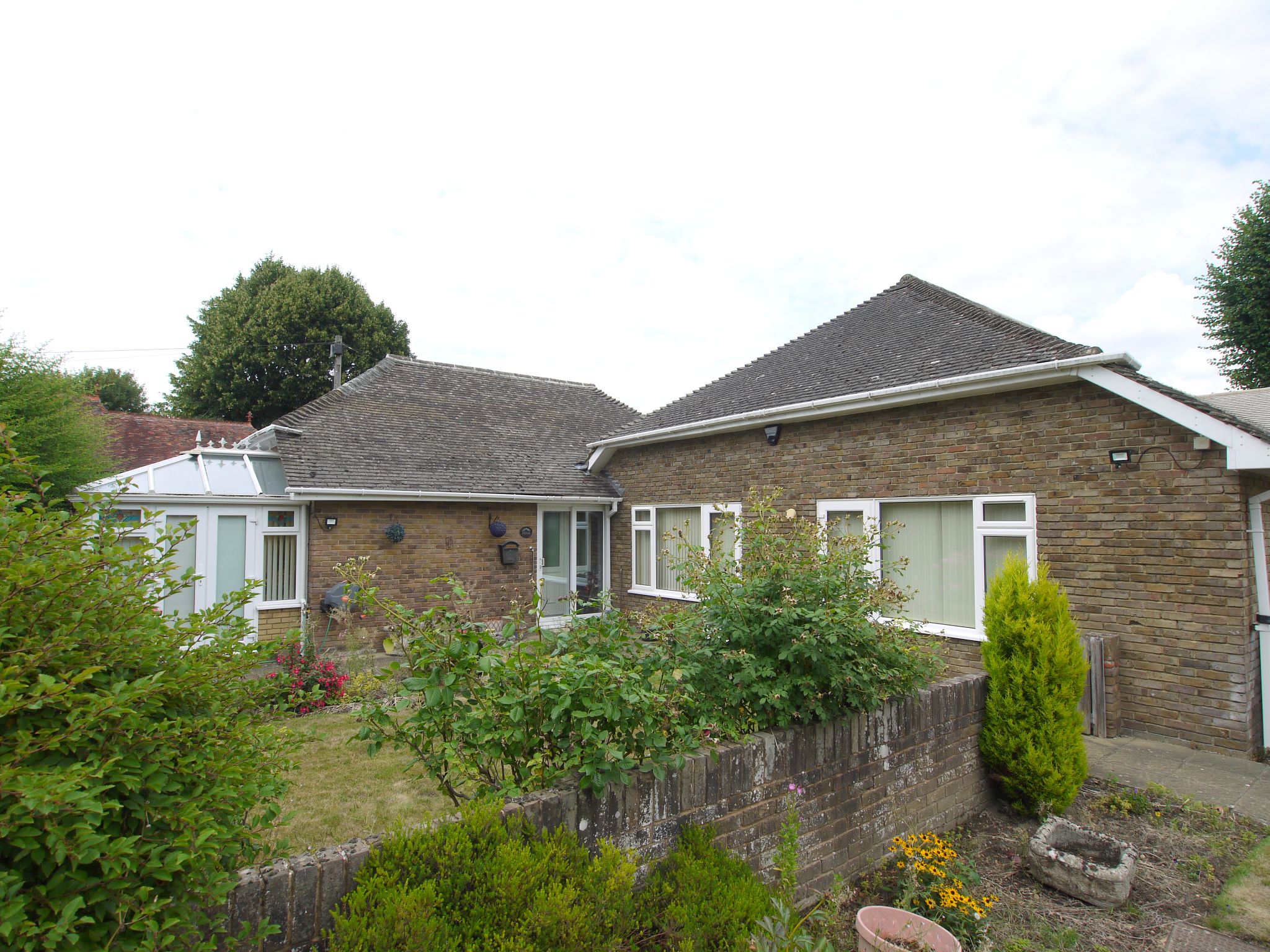 2 bedroom semi-detached bungalow For Sale in Westerham - Property photograph