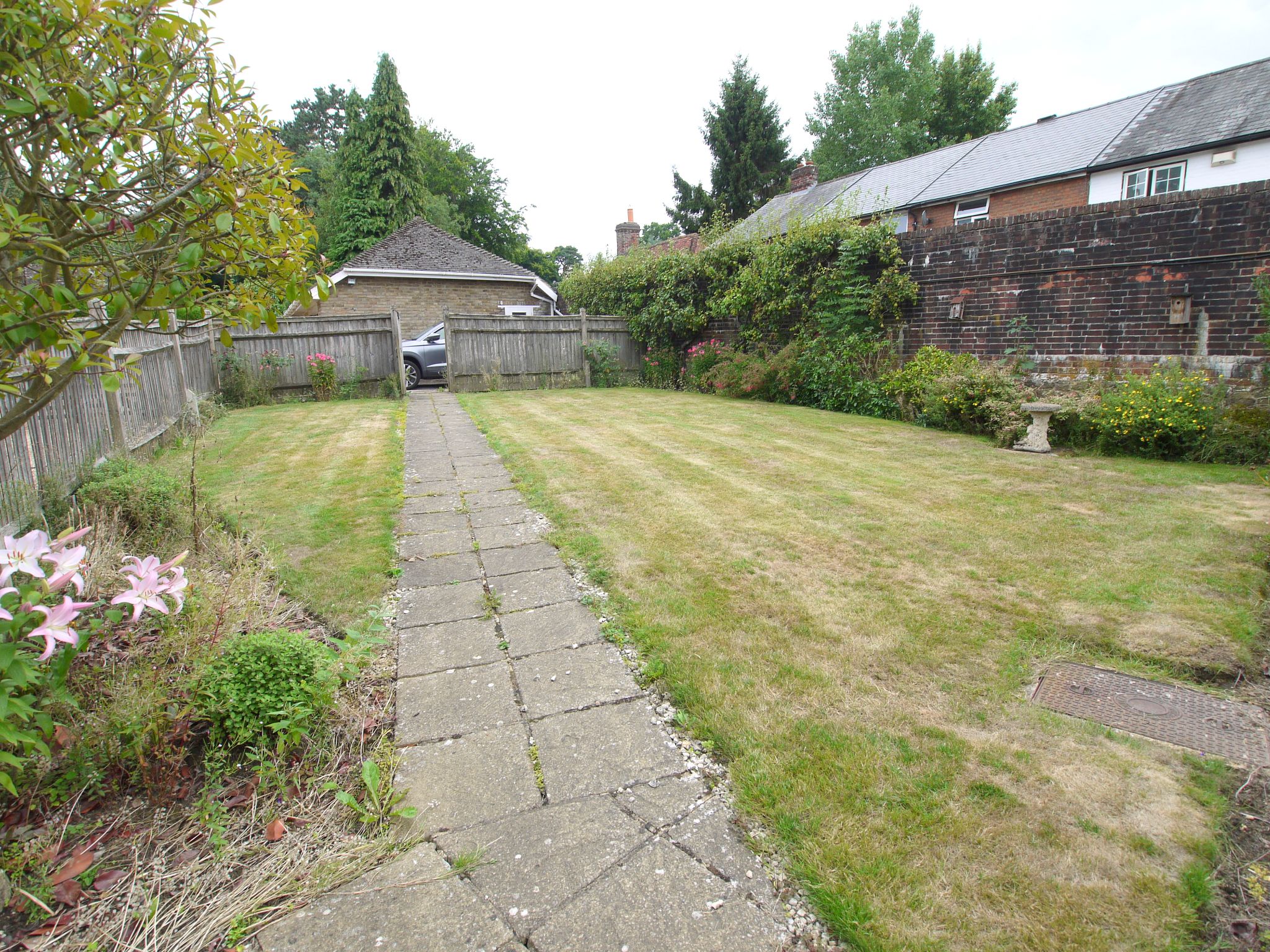 2 bedroom semi-detached bungalow For Sale in Westerham - Photograph 16