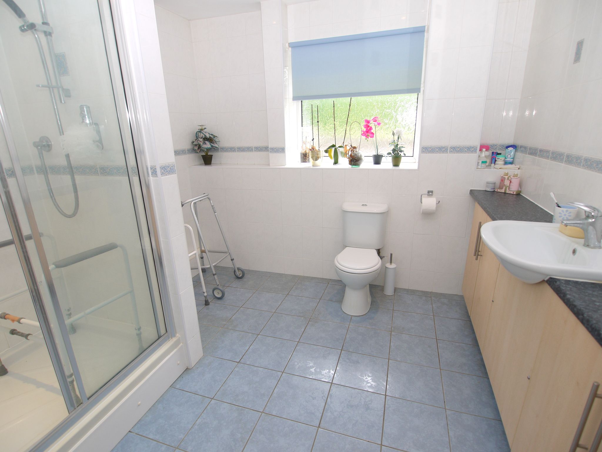 2 bedroom semi-detached bungalow For Sale in Westerham - Photograph 3