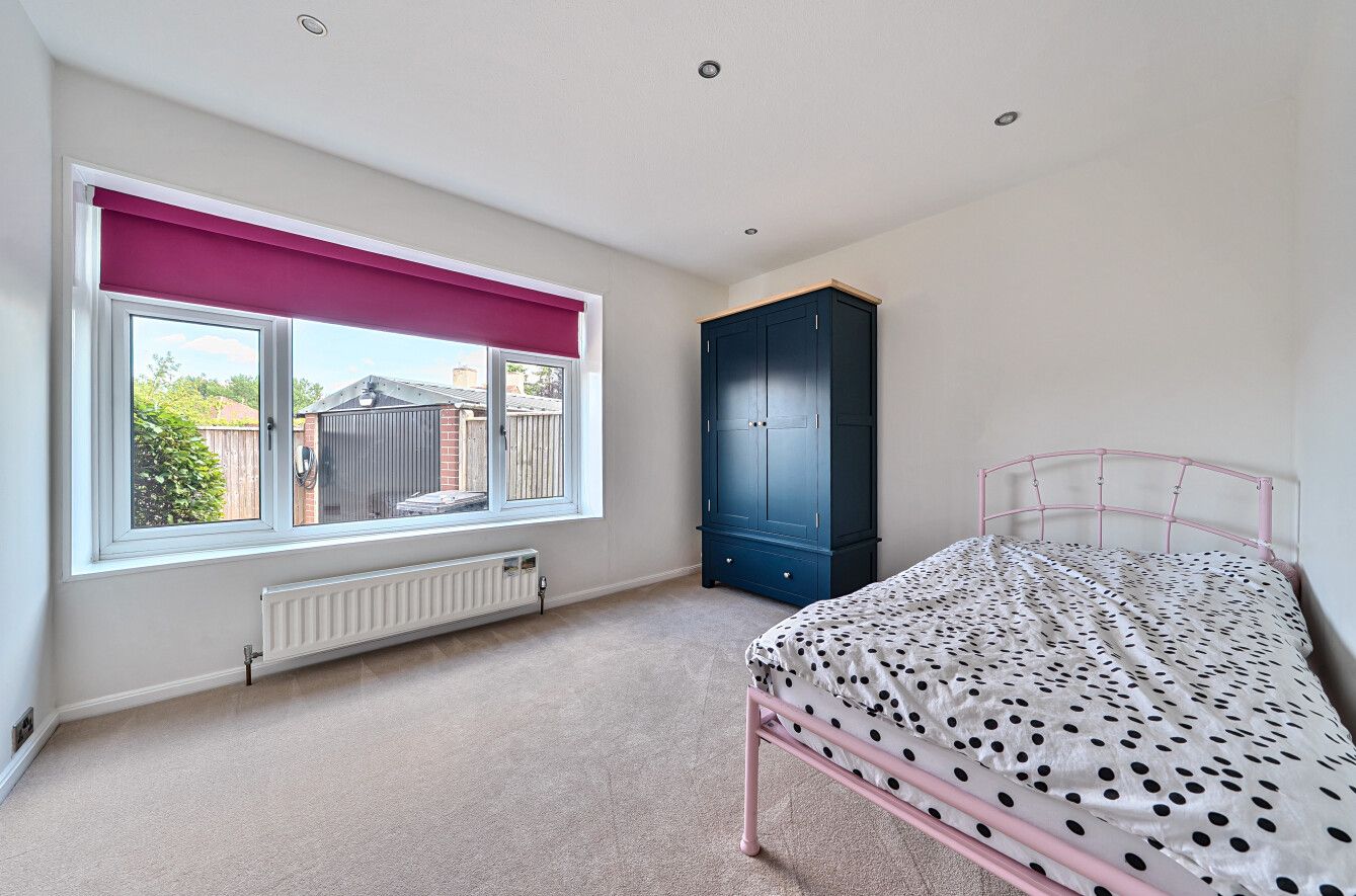 5 bedroom detached bungalow For Sale in Otford - Photograph 8