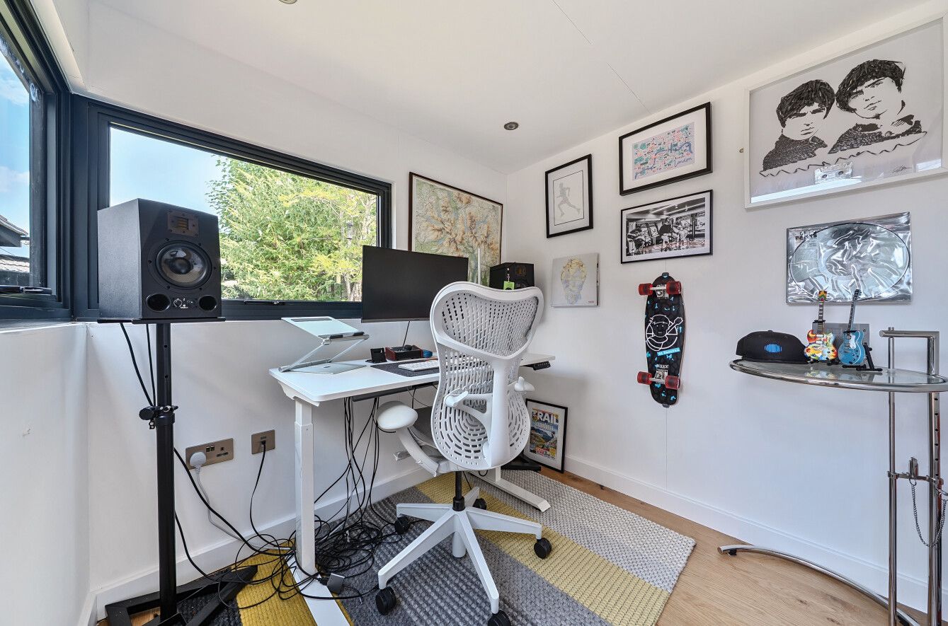 5 bedroom detached bungalow For Sale in Otford - Photograph 10