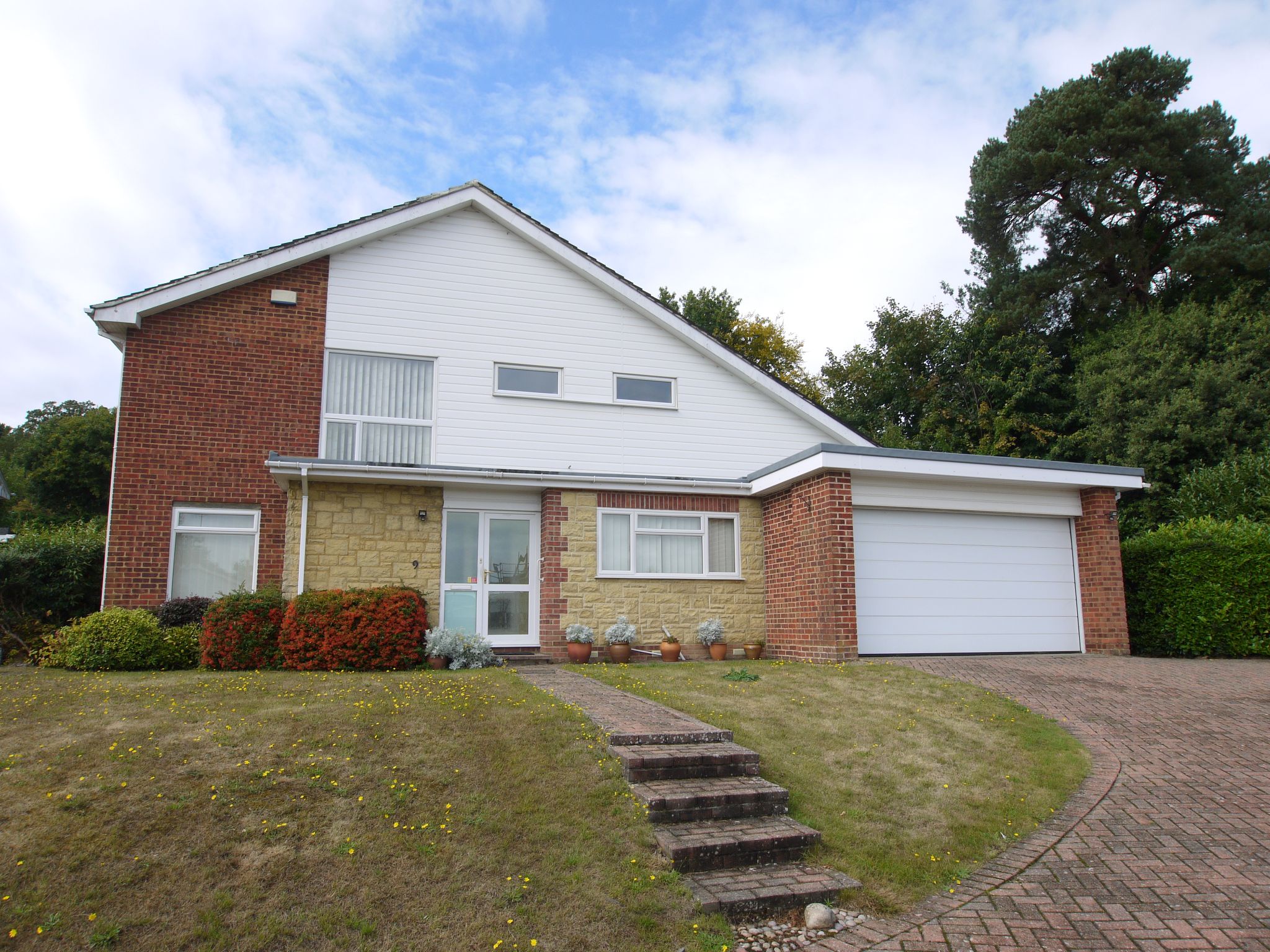 4 bedroom detached house For Sale in Sevenoaks - Photograph 1