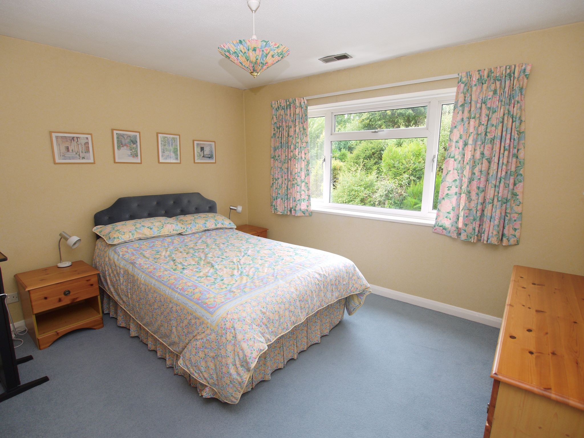4 bedroom detached house For Sale in Sevenoaks - Photograph 4