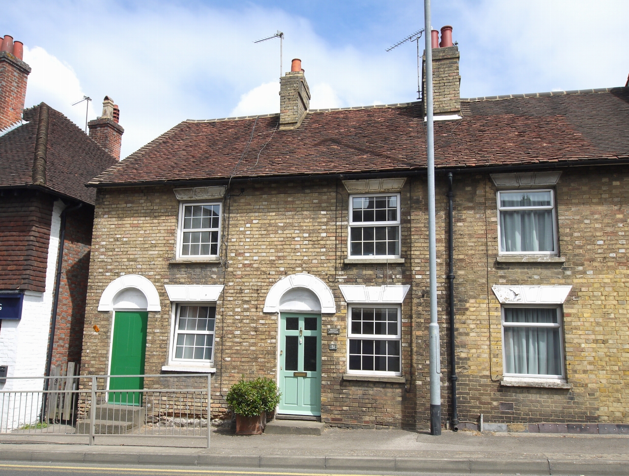 2 bedroom mid terraced house Sold in Sevenoaks - Photograph 1